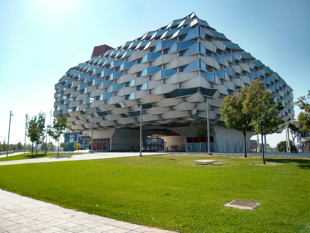 Edificio tecnológico utilizado como imagen editorial para un campus de centros de datos