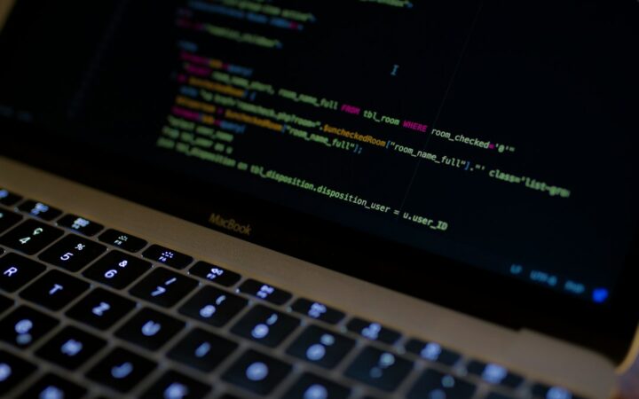 Código PHP mostrado en un editor de programación, ilustración de las vulnerabilidades PHP2Shell