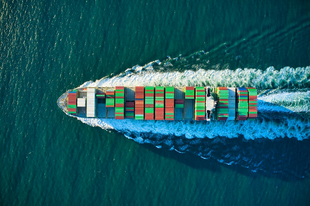 Buque portacontenedores utilizado en el comercio internacional