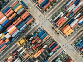 Contenedores de mercancías en un puerto comercial