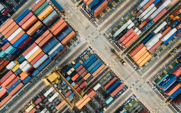 Contenedores de mercancías en un puerto comercial