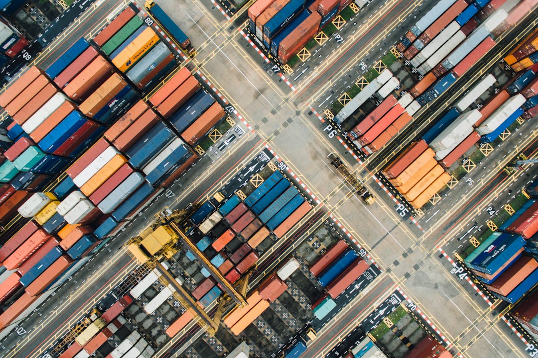 Contenedores de mercancías en un puerto comercial