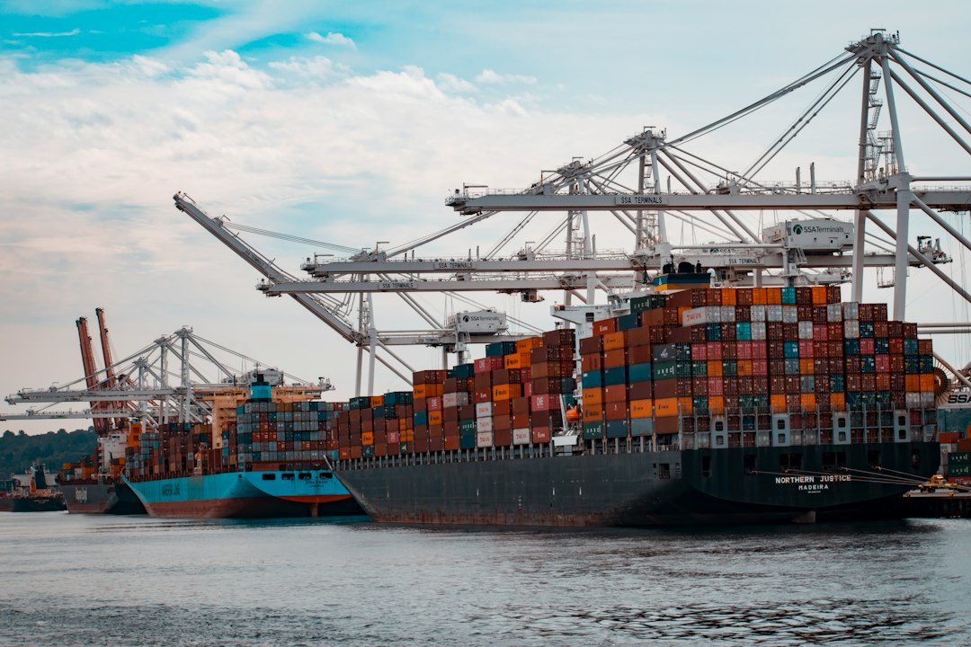 Buque portacontenedores dedicado al comercio internacional