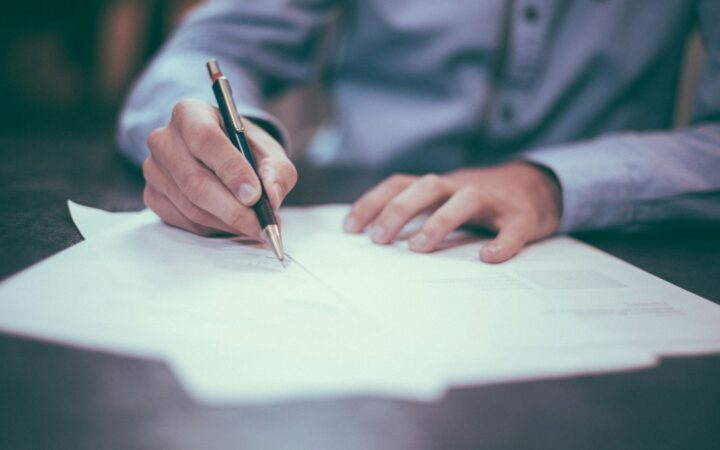 Documentos empresariales preparados para firma