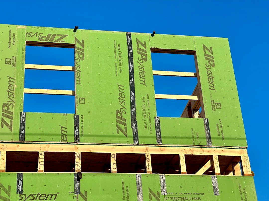 Edificio en construcción con sistemas de aislamiento