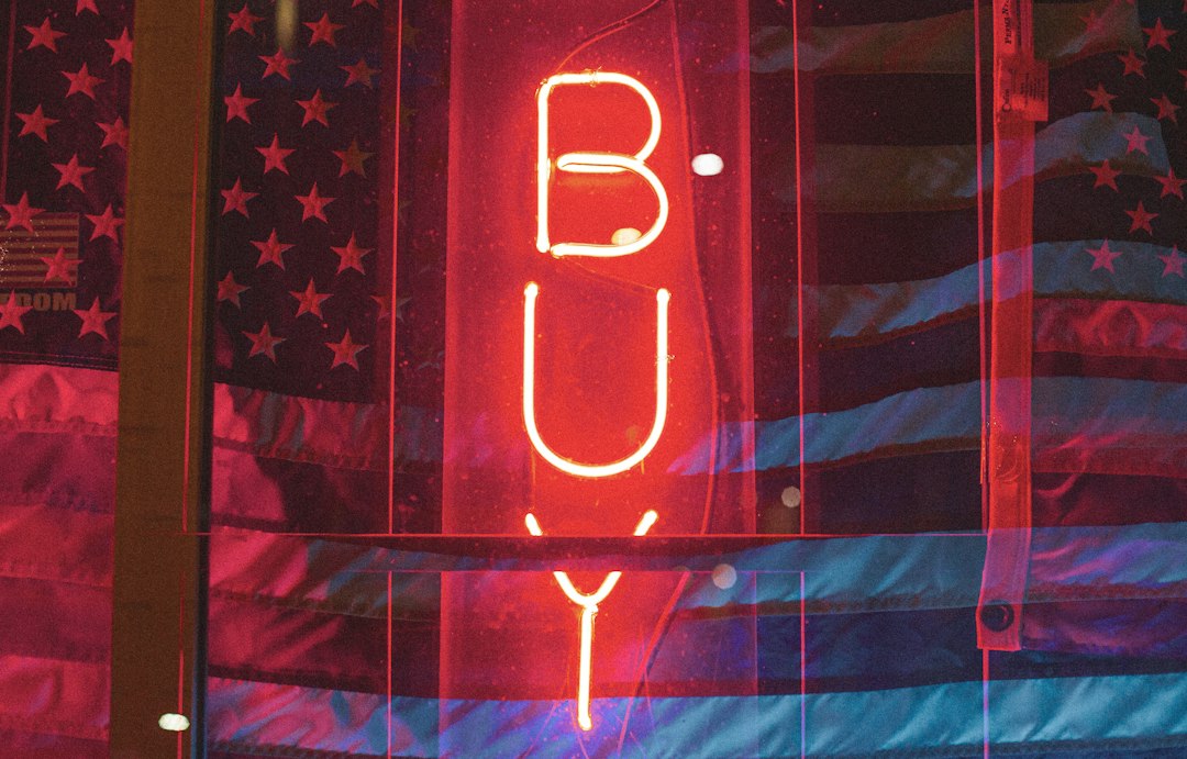 Reflejo de una bandera estadounidense en una zona comercial