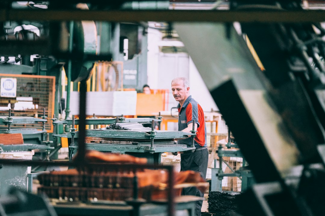 Trabajador operando maquinaria industrial en una fábrica