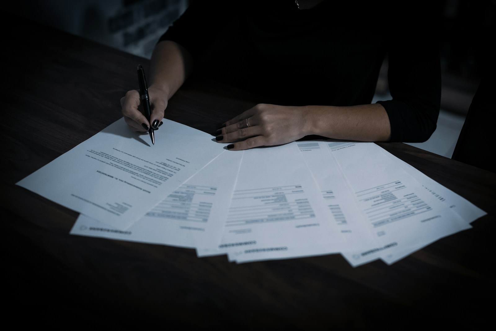 Firma de documentos financieros y de cumplimiento