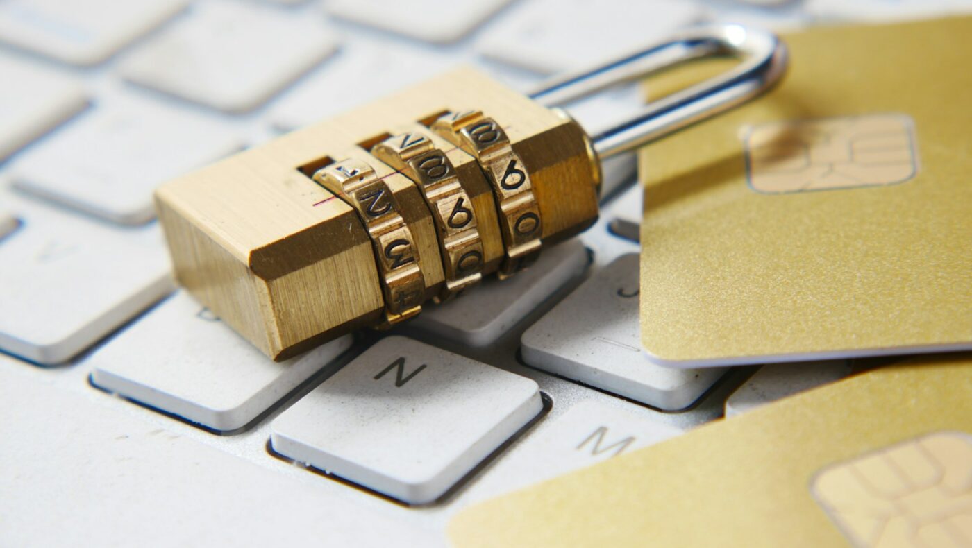 Candado sobre un teclado como símbolo de cumplimiento en pagos digitales