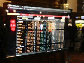 Pantalla con cotizaciones bursátiles, imagen ilustrativa de la volatilidad de los mercados asiáticos