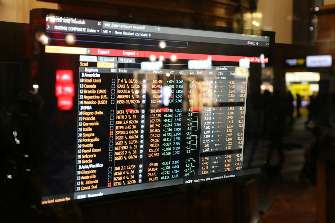 Pantalla con cotizaciones bursátiles, imagen ilustrativa de la volatilidad de los mercados asiáticos