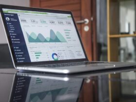 Ordenador portátil mostrando gráficos y datos utilizados en la preparación de cuentas anuales
