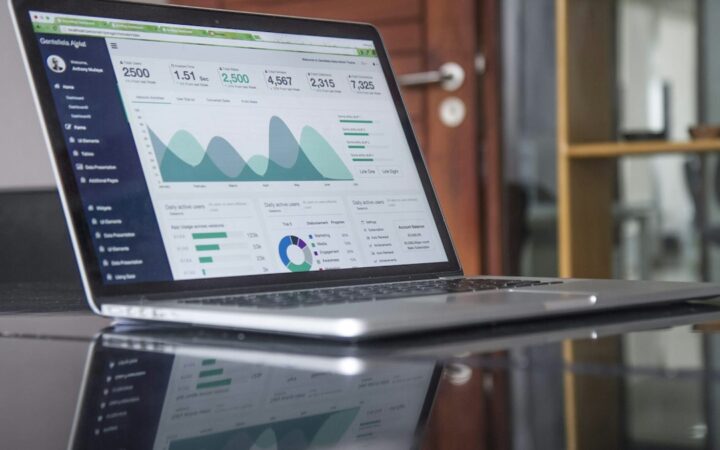 Ordenador portátil mostrando gráficos y datos utilizados en la preparación de cuentas anuales