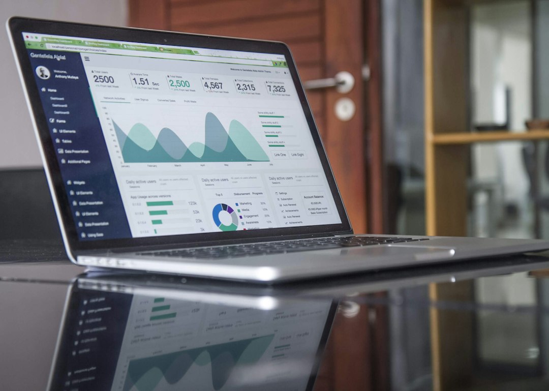 Ordenador portátil mostrando gráficos y datos utilizados en la preparación de cuentas anuales