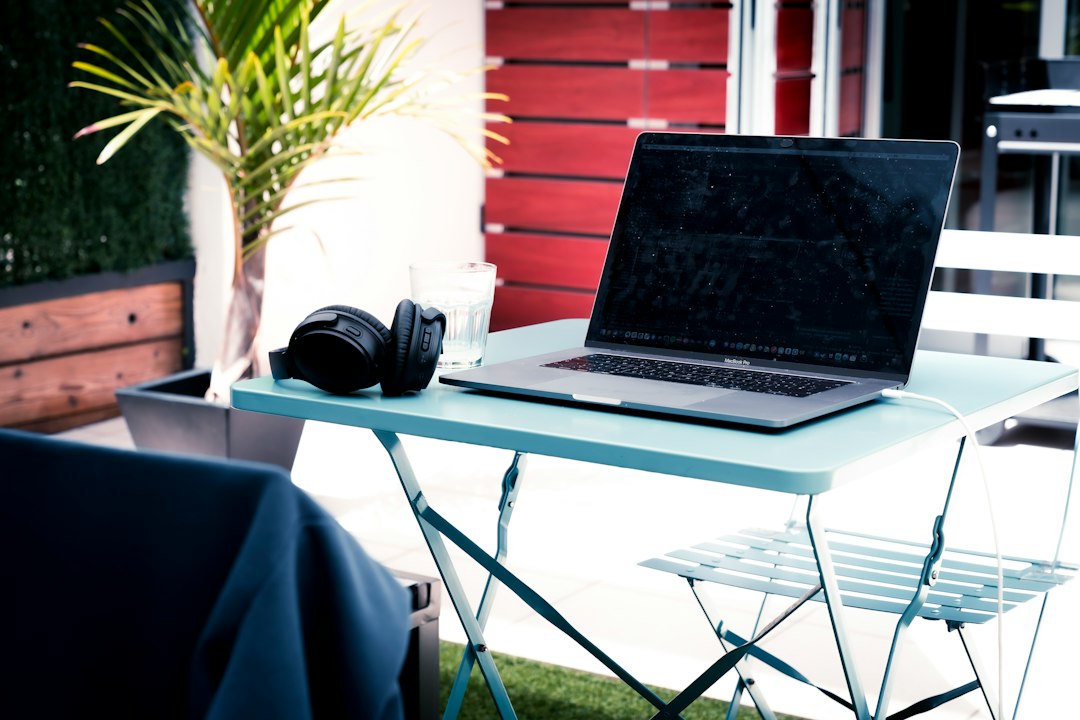 Profesional trabajando con herramientas digitales en un portátil