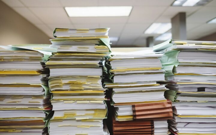 Documentos y expedientes financieros apilados