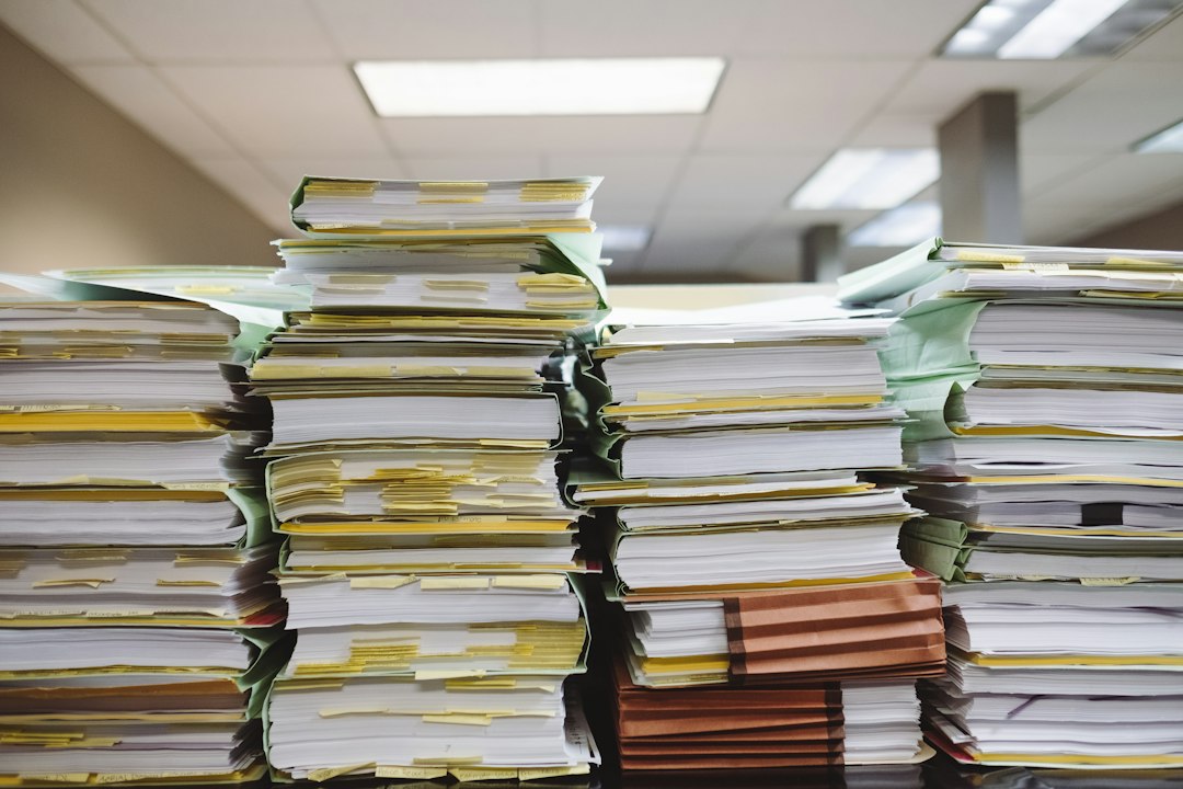 Documentos y expedientes financieros apilados