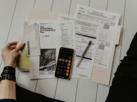Persona revisando documentos fiscales con calculadora y bolígrafo