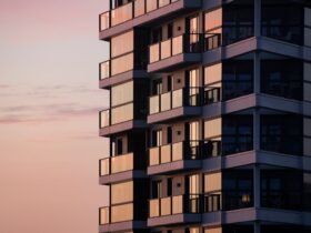 Fachada de edificio residencial utilizada para ilustrar patrimonio inmobiliario