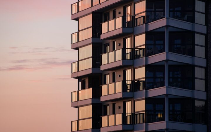 Fachada de edificio residencial utilizada para ilustrar patrimonio inmobiliario