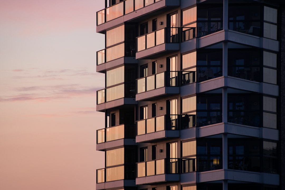 Fachada de edificio residencial utilizada para ilustrar patrimonio inmobiliario