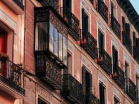Fachada de un edificio residencial urbano con balcones; imagen ilustrativa del mercado hipotecario español