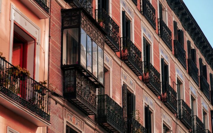 Fachada de un edificio residencial urbano con balcones; imagen ilustrativa del mercado hipotecario español