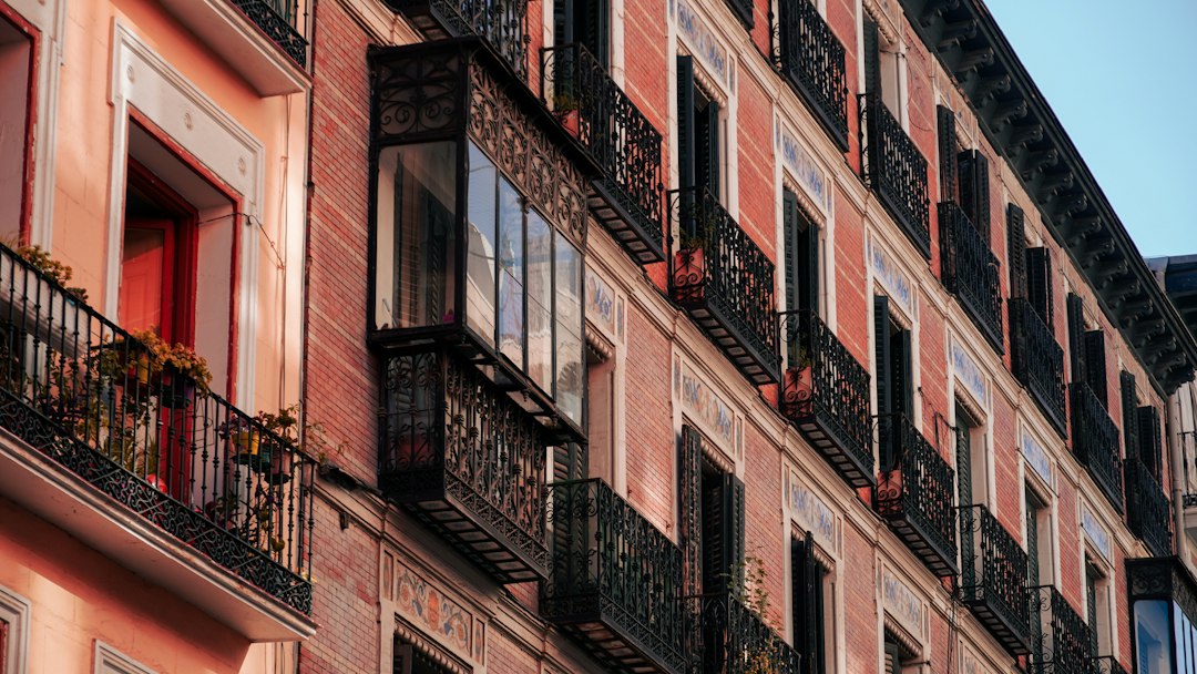 Fachada de un edificio residencial urbano con balcones; imagen ilustrativa del mercado hipotecario español