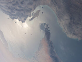 Vista aérea del estrecho de Ormuz entre Irán y la península de Musandam, tomada desde la Estación Espacial Internacional en marzo de 2021. Imagen de archivo de NASA; no muestra los ataques de 2026.