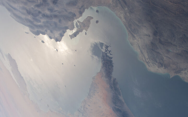 Vista aérea del estrecho de Ormuz entre Irán y la península de Musandam, tomada desde la Estación Espacial Internacional en marzo de 2021. Imagen de archivo de NASA; no muestra los ataques de 2026.
