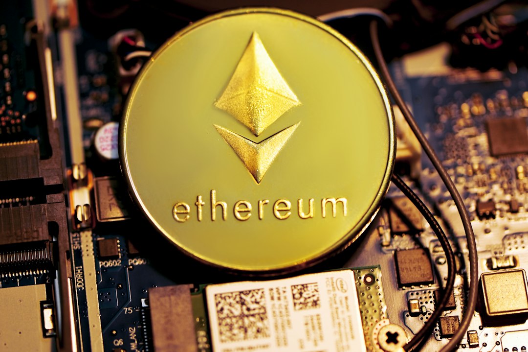 Moneda de Ethereum sobre componentes electrónicos