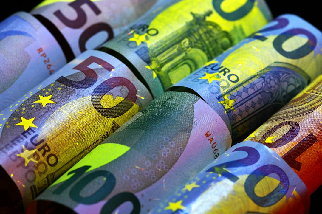 Billetes de euro como representación de ingresos, gasto e inflación de los hogares