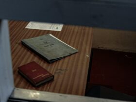 Expediente de documentación administrativa y registral sobre una mesa