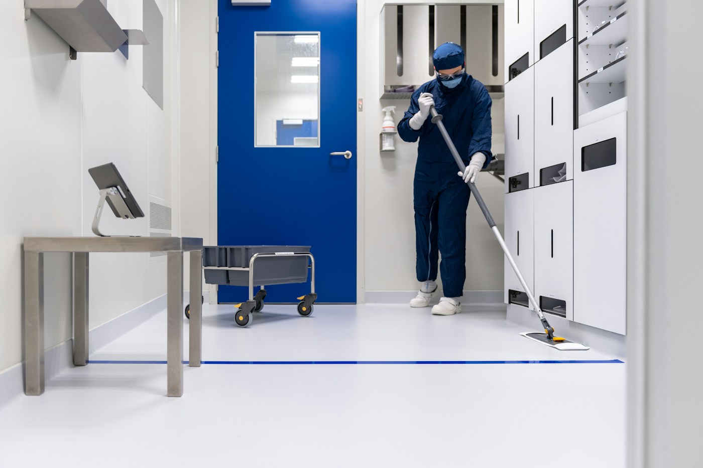 Operario en una sala limpia de fabricación tecnológica