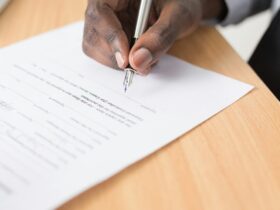 Firma de un documento de compraventa y transmisión de participaciones sociales