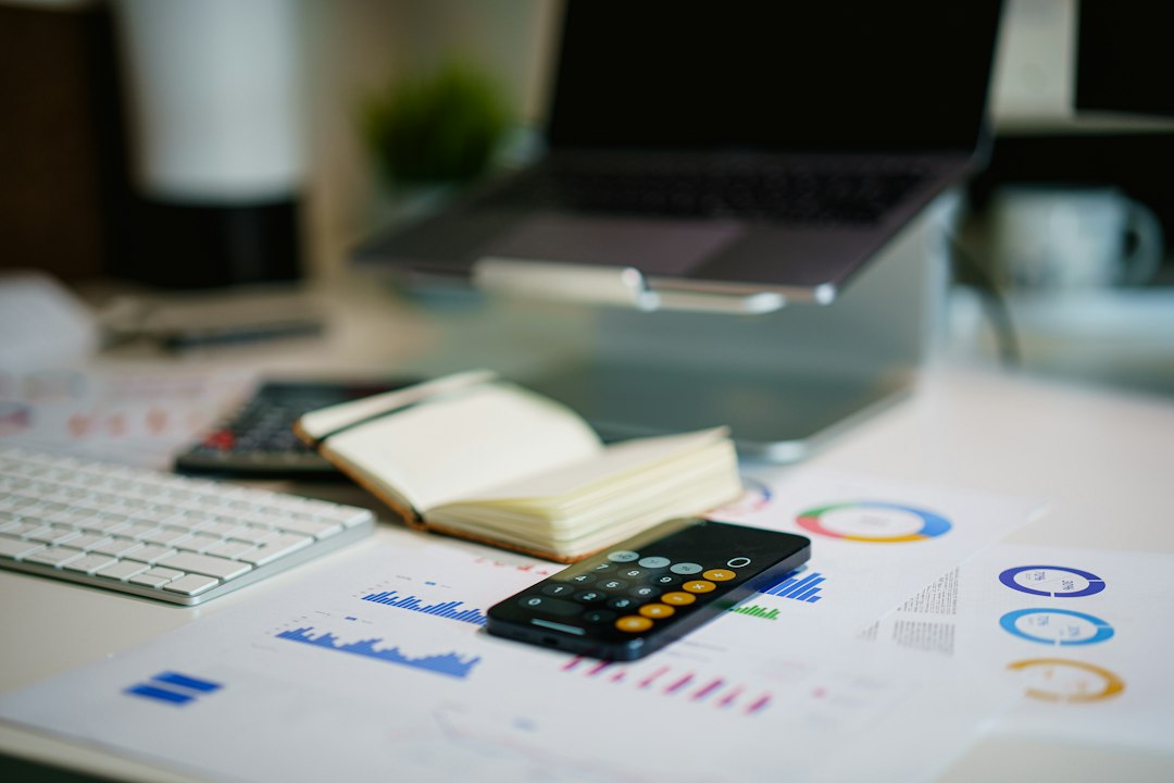 Documentos con datos financieros y cálculos contables de una empresa