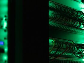 Bastidores de servidores en un centro de datos, imagen ilustrativa de la capacidad de computación en la nube