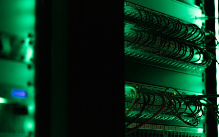 Bastidores de servidores en un centro de datos, imagen ilustrativa de la capacidad de computación en la nube
