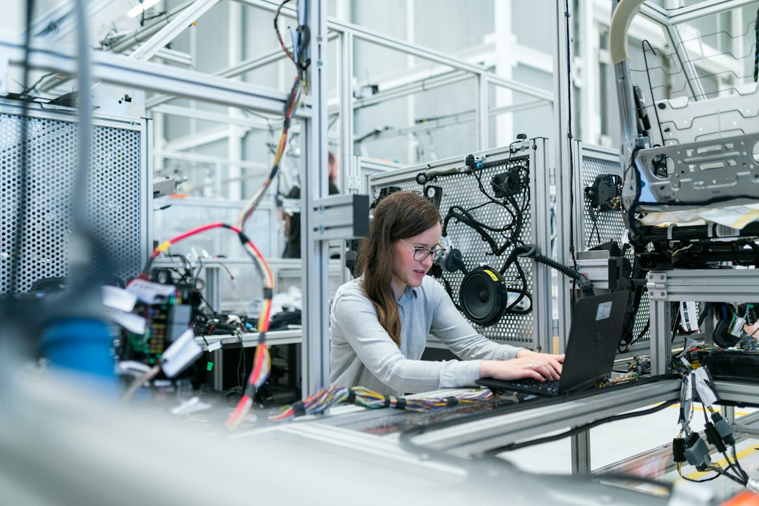 Ingeniera trabajando con equipos tecnológicos en un entorno industrial