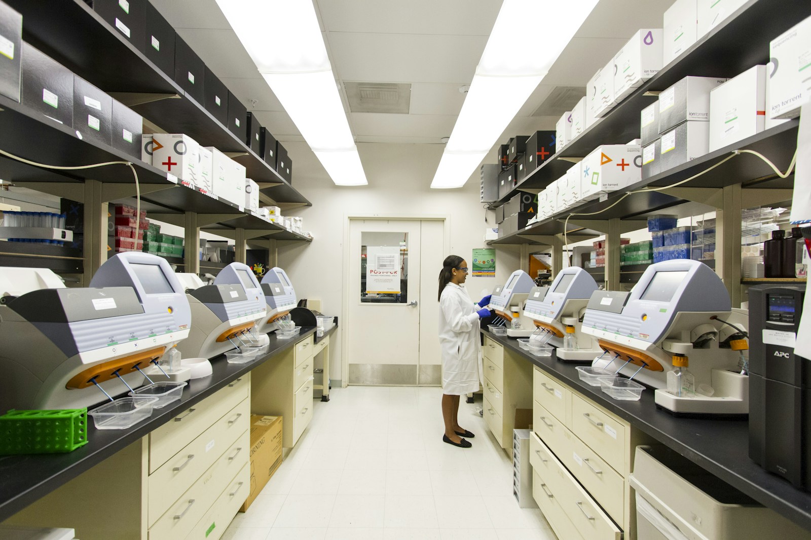 Investigación científica con equipos de laboratorio