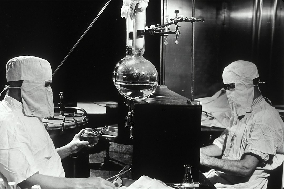 Equipo de laboratorio farmacéutico en un entorno de investigación