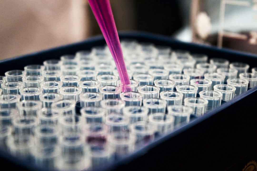 Pipeta de laboratorio durante una investigación farmacéutica