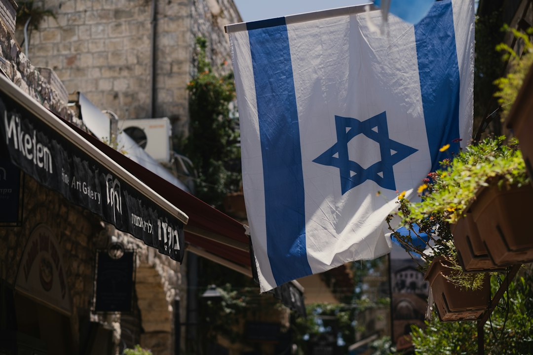Bandera de Israel durante el debate sobre criptomonedas y sanciones
