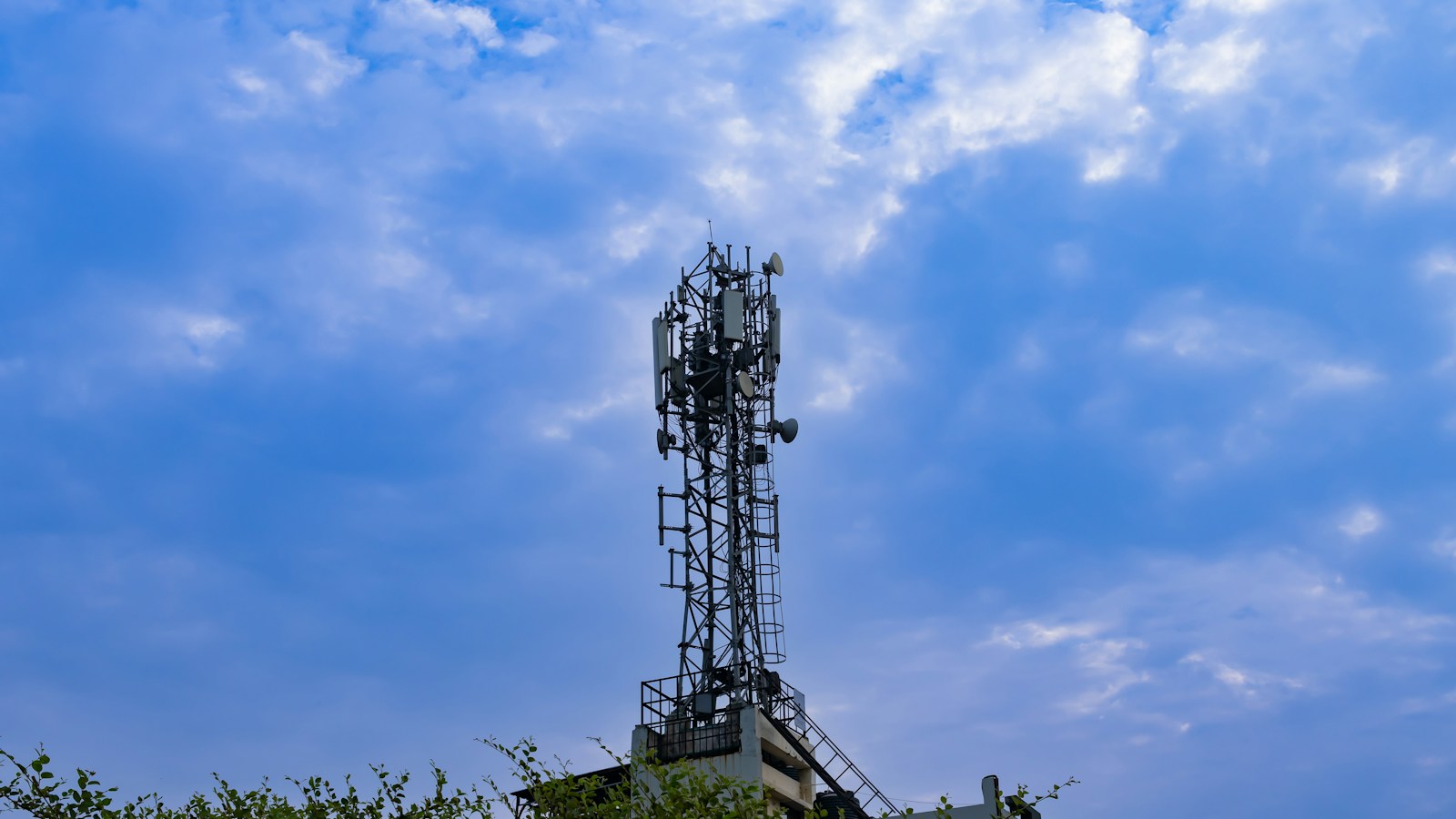 Torre de telecomunicaciones en un entorno urbano