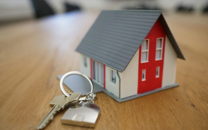 Llaves de una vivienda y documentación inmobiliaria sobre una mesa