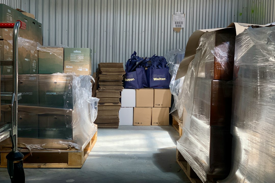 Centro logístico con paquetes preparados para distribución