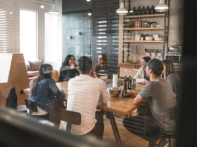 Profesionales reunidos en un entorno de trabajo, imagen ilustrativa del mercado laboral español