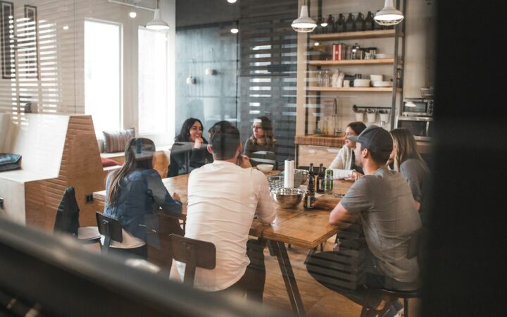 Profesionales reunidos en un entorno de trabajo, imagen ilustrativa del mercado laboral español