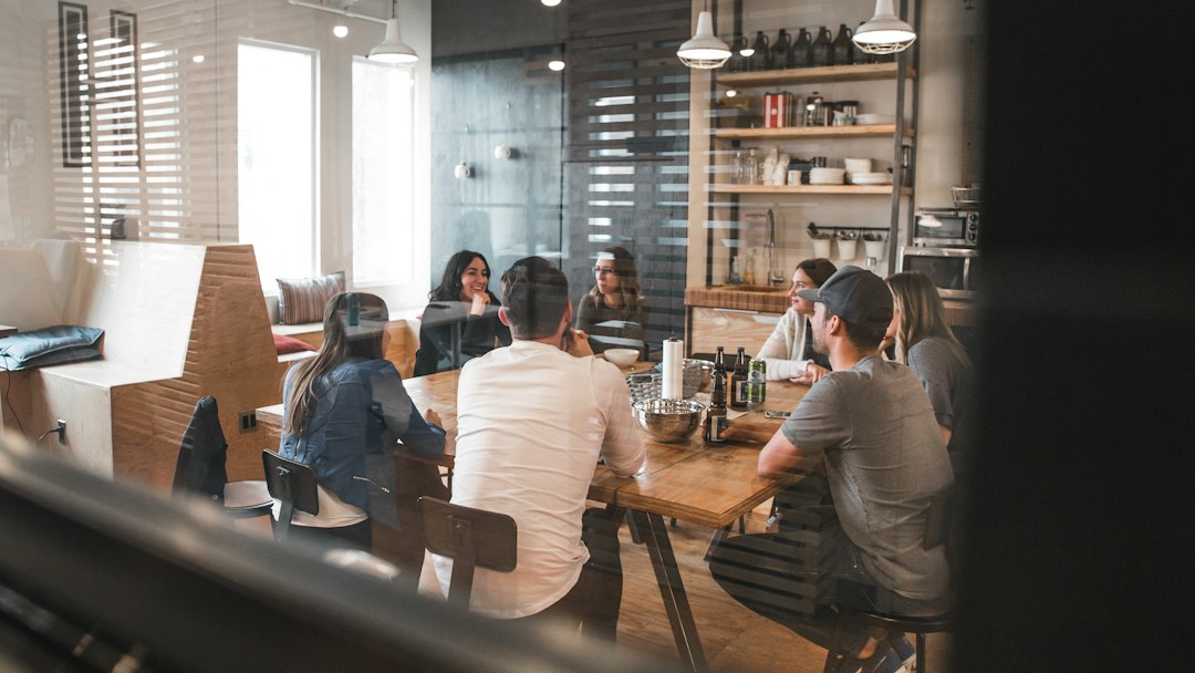 Profesionales reunidos en un entorno de trabajo, imagen ilustrativa del mercado laboral español
