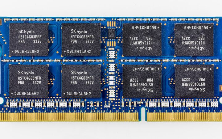 Fotografía de archivo de un módulo de memoria DDR3 fabricado por SK Hynix; no representa el nuevo chip HBM4